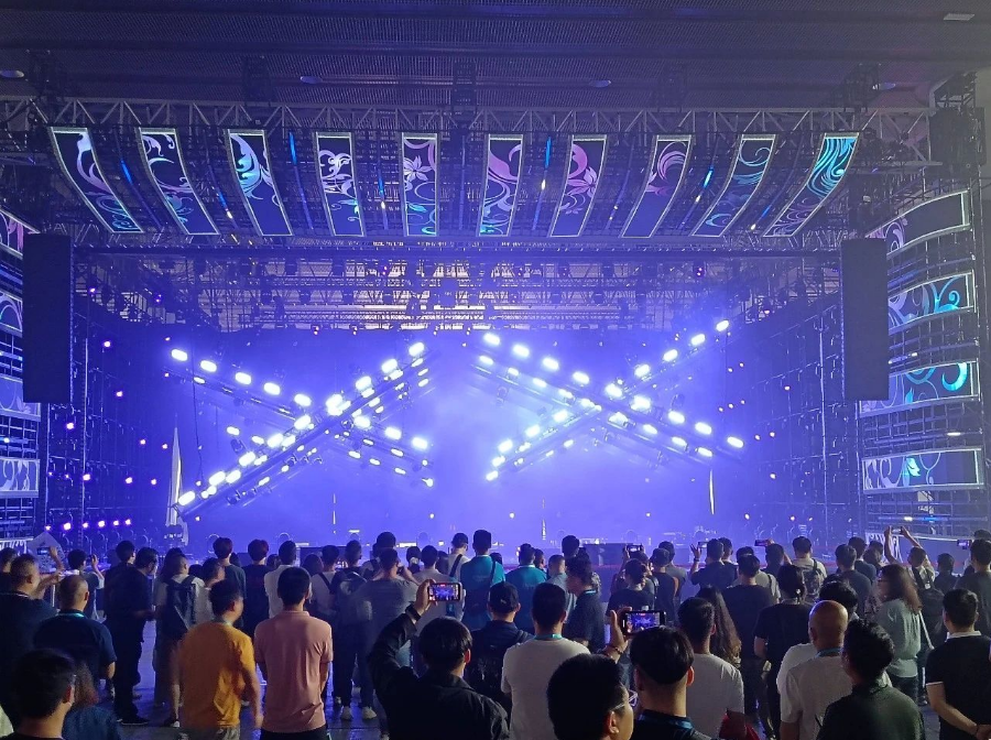 全球专业声光视听盛会在广州开展，光子芯片透明屏缔造舞美视觉新时代