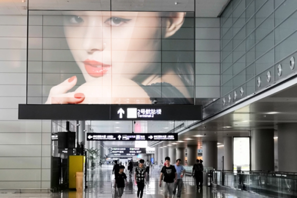光子芯片透明屏助力航空传媒广告全面提升高端品牌价值